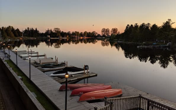 Kit Wat Motel & Marina