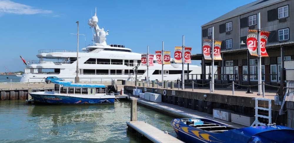 Harbor House Hotel & Marina at Pier 21