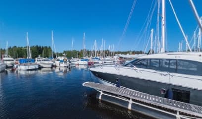 OM:n ja OPS:n telakkasäätiön huvivenesatama  ///  OM and OPS Shipyard Foundation